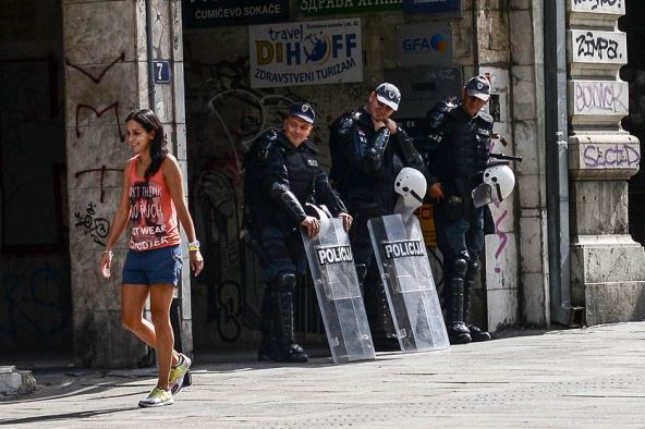 Parada ponosa u Beogradu - Policija i građani posmatraju gej paradu
