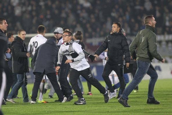 Navijači skidali igrače na Partizan - PAOK (FOTO i VIDEO)