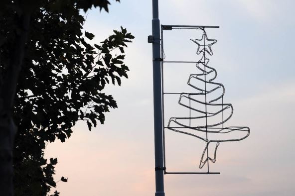 Nova godina na ulicama Beograda postavlja se rasveta.