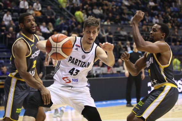 Džikić i navijači posle meča Partizan - Ludvigsburg