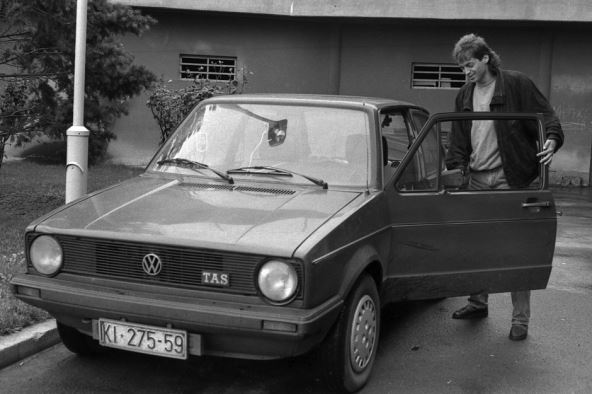 Fudbaleri FK Crvena zvezda koji su osvojili Kup (liga) šampiona dolaze na trening svojim automobilim