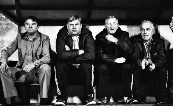 Selektor Miljan Miljanić (levo) i članovi stručnog štaba reprezentacije Jugoslavije protiv Italije (1:1) 1981. godine