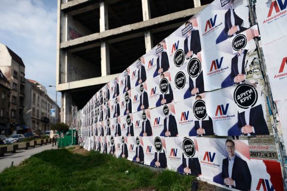 Vučićevi plakati išarani natpisima UČK