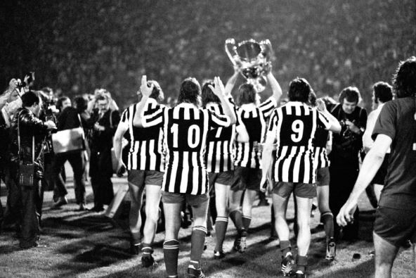 Finale odigrano u Beogradu. Fudbaleri Ajaksa nose pehar u dresovima poraženog Juventusa.