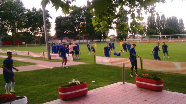 Predsednik Vojvodine Dušan Mijić igrači gledaju sto evra razlike