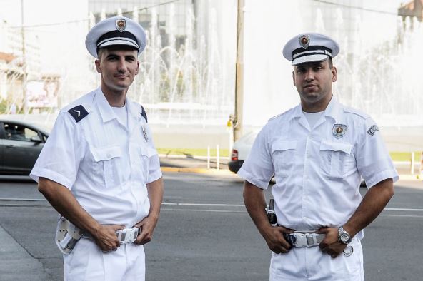 Policija u belim uniformama kod fontane na Slaviji (FOTO)