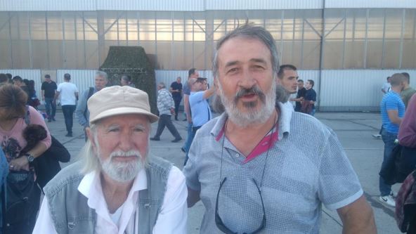 Aćim Višnjić (desno) i njegov kum iz Crne Gore uživaju na mitingu u Batajnici