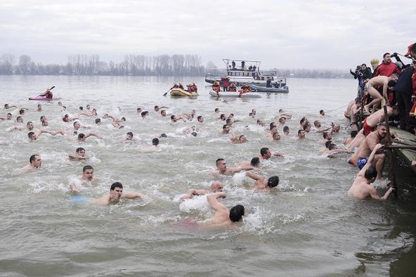 Bogojavljenje 2018. plivanje za Časni krst FOTO 