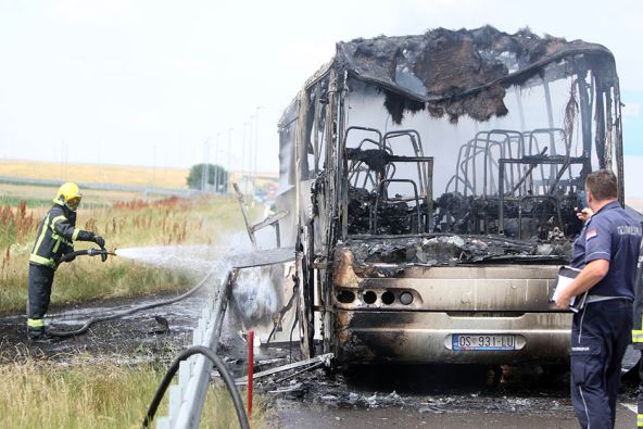  Autobus se zapalio kod Aerodroma Nikola Tesla
