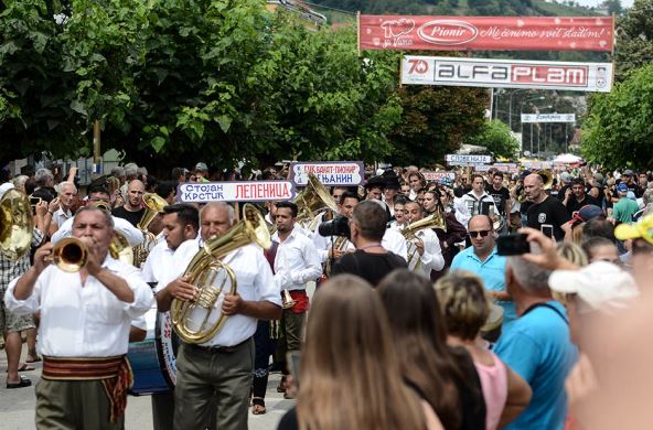 Guča 2018: Defile trubača i atmosfera na ulicama FOTO