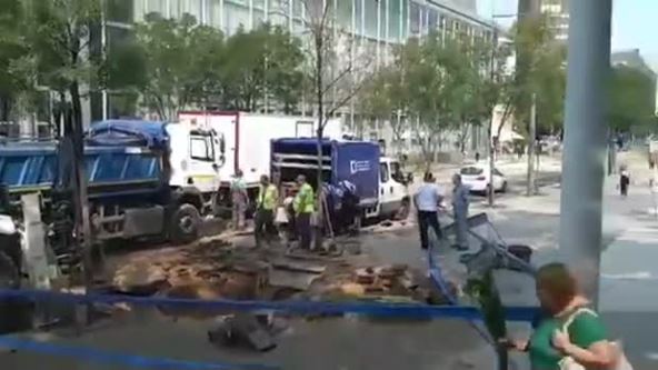 Ulica kralja Milana - pukla cev - zaustavljen saobraćaj 