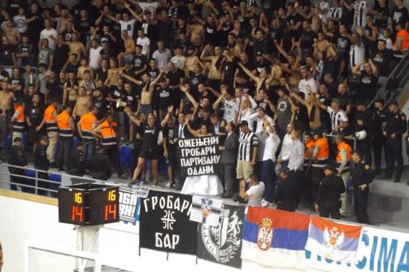 Mladenci iz Bara na utakmici Mornar - Partizan Oženjeni Grobari Partizanu odani