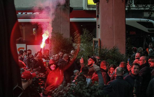 Navijači Liverpula bakljada u centru Beograda (FOTO)