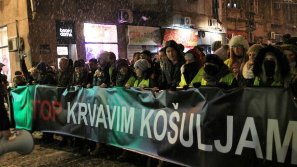 Učesnici protesta pljuvali Prajd info centar