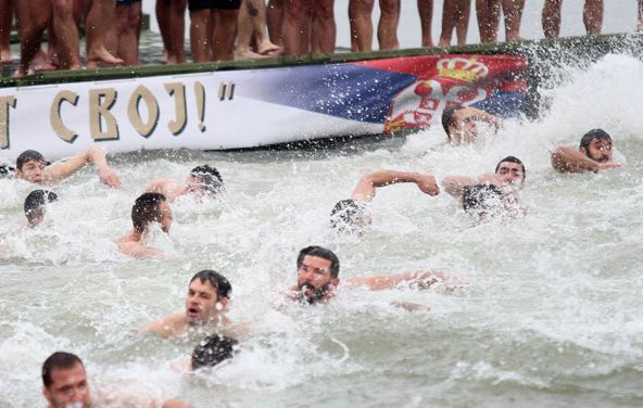 Bogojavljenje 2019: Devojka uzela časni krst u Zemunu (FOTO)