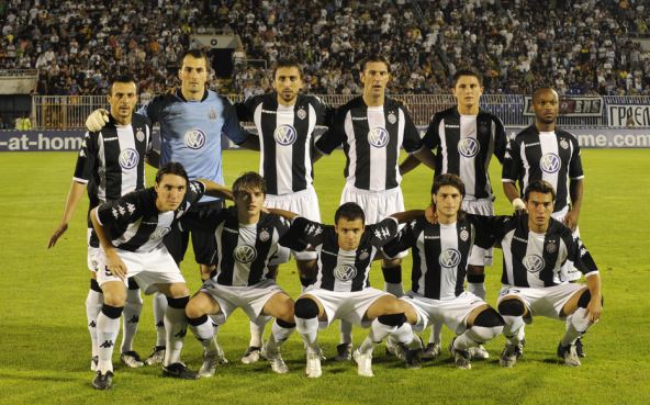 Fotografija sa utakmice Partizana iz 2009. godine na kojoj su Mladen Krstajić i Ivan Obradović.