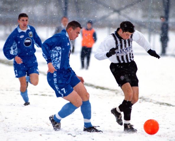 Miloš Drobnjak u dresu Milicionara protiv Mateje Kežmana (Partizan) novembra 1998. godine. U pozadini je Milivoje Ćirković (tada igrač Milicionara)