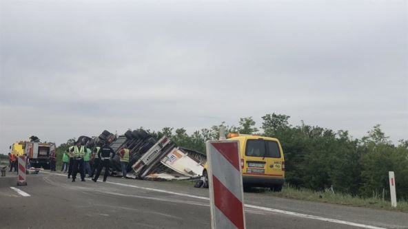 Udes na autoputu, prevrnuo se šleper