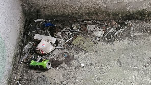 Banovo brdo - Gomila špriceva i igala od drogiranja u stambenoj zgradi