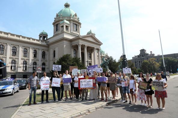 Kulturom protiv Rijalitija: Inicijativa U ime kulture predala potpisa u Skupštini Srbije FOTOGRAFIJE