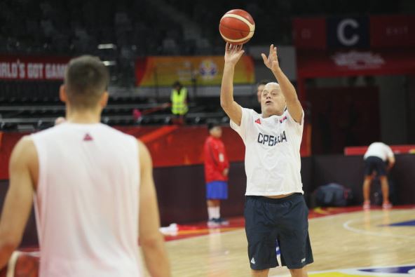 Mundobasket 2019 Nikola Jokić potpisivanje dresa Denver Nagets trening