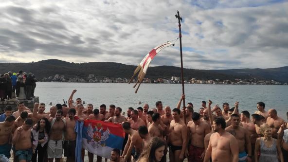 Plivanje za krst bogojavljensko plivanje u Tivtu
