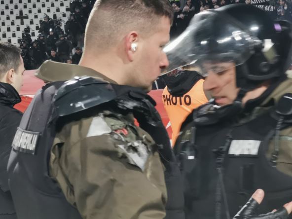 Navijači pogodili pripadnik Žandarmerije topovski udar večiti derbi Zvezda Partizan