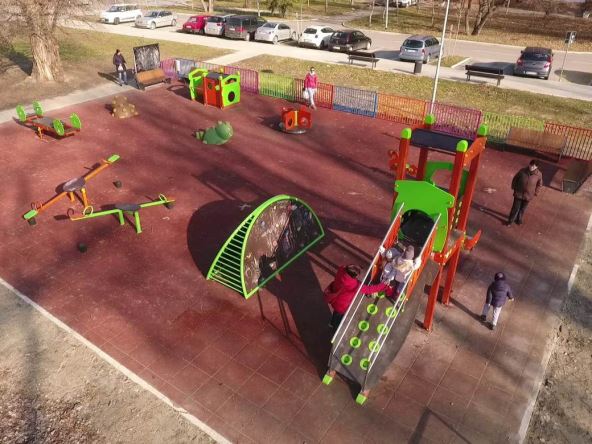 Novosađani sami sredili teren i igralište za decu