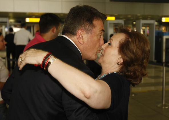 Radomir Antic selektor i trener sa suprugom Vera odlazak fudbalera reprezentacije Srbije na Svetsko prvenstvo u Juznu Afriku sa aerodroma Nikola Tesla Surcin 07.06.2010. godine Foto: Marko Metlas