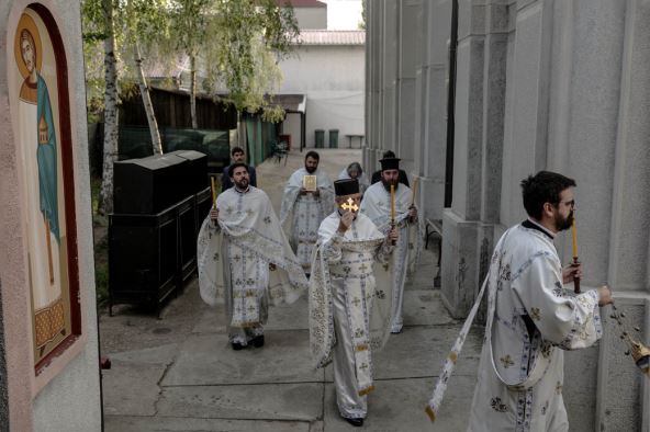 Uskrs 2020: Vaskršnja liturgija u crkvama bez prisustva vernika FOTOGRAFIJE