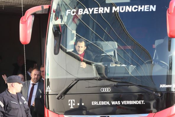 Hans Diter Flik i Hasan Salihamidžić na aerodromu u Beogradu