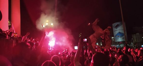 Protest ispred Skupštine neredi sukob i sa policijom policijski čas