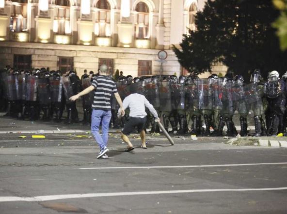 Protest ispred Skupštine neredi sukob i sa policijom policijski čas