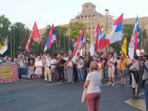 Protesti u Beogradu peto veče oltar ispred Skupštine Srbije