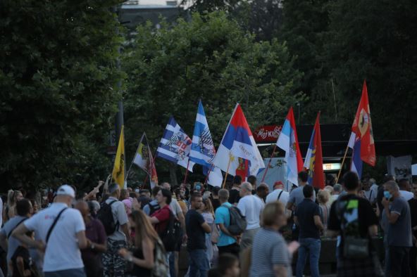 Protesti u Beogradu peto veče oltar ispred Skupštine Srbije
