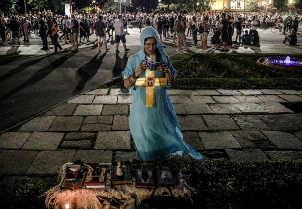 Protesti u Beogradu peto veče oltar ispred Skupštine Srbije