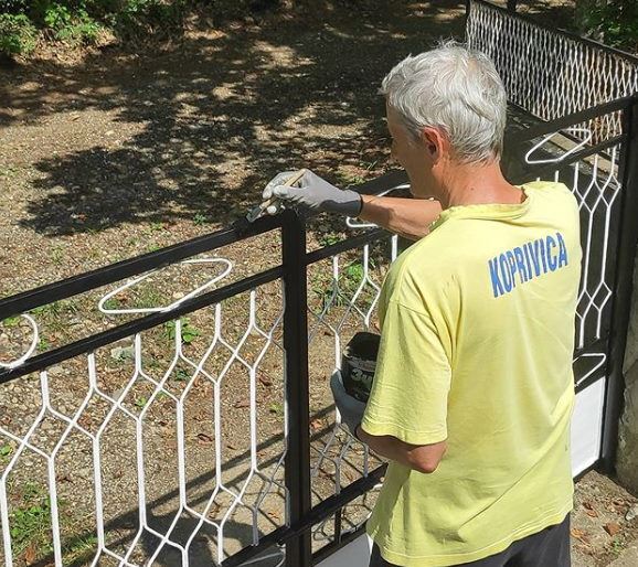 Profesor Vladimir Koprivica ofarbao ogradu u crno-belo