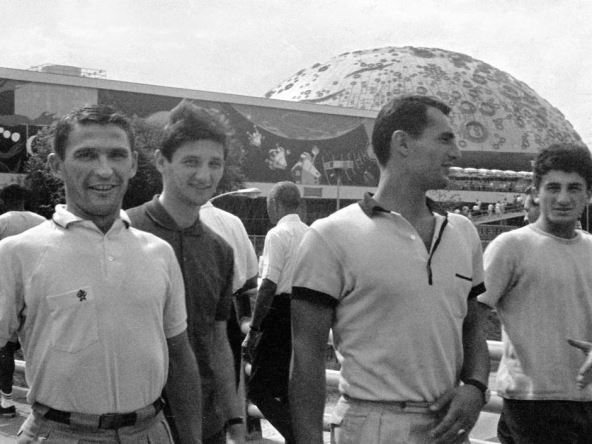 FUDBAL - Fudbaleri Crvene zvezde u obilasku Svetske izlozbe u Njujorku. MILAN COP, SAVA KARAPANDZIC, golman MIRKO STOJANOVIC i ZIVORAD JEFTIC ZIKA. Njujork, 22.07.1964.