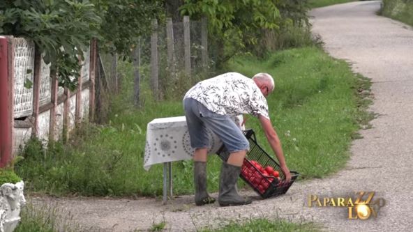 Era Ojdanić prodaje paradajz ispred kuće Paparaco lov