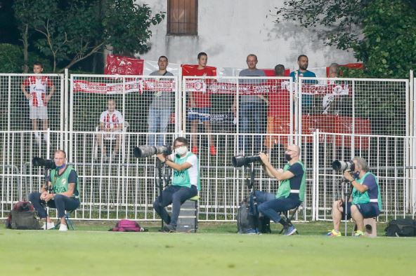 Čukarički - Crvena zvezda navijači u dvorištu navijaju (FOTO)