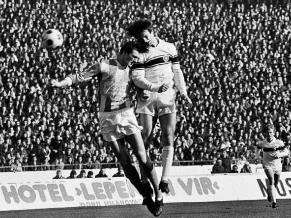 FUDBAL - 71. DERBI - Crvena zvezda - Partizan 1:1. ZVONKO ZIVKOVIC, Partizan, i ZORAN DIMITRIJEVIC, Crvena zvezda. Beograd, 07.11.1982. photo:T.Mihajlovic