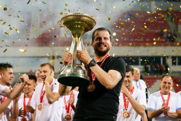 Nenad Lalatović sa trofejom Kupa Srbije.