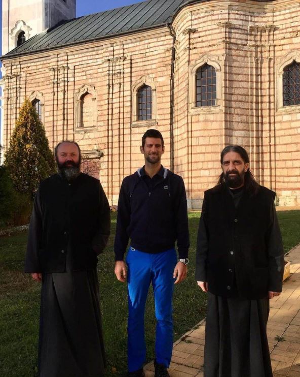 Novak Đoković sa monasima ispred manastira na Fruškoj Gori