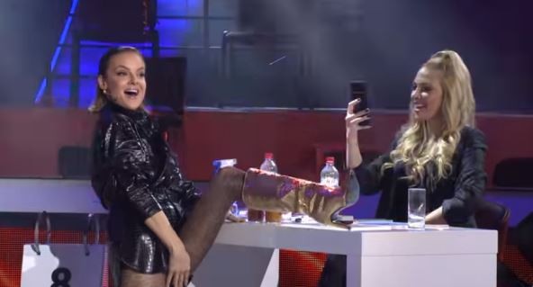 slavica cukteras mini suknja ples dize noge penje se na sto zvezde granda specijal foto