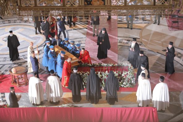 patrijarh irinej otvoren kovceg liturgija saborna crkva 