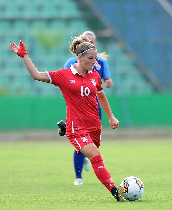 Jelena Čanković reprezentacija Srbije šutira loptu ruka u vazduhu