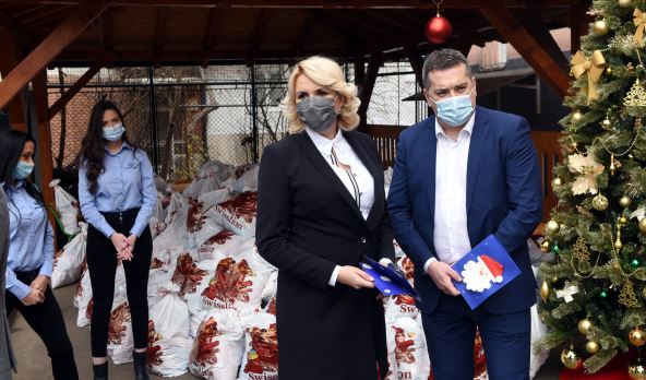 mozzart novogodisnji paketici deca iz zvecanske