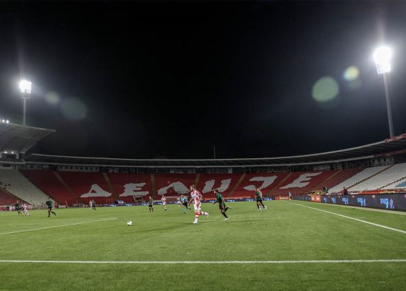 Fudbaleri Crvene zvezde igraju utakmicu kvalifikacija za Lige Evrope na praznom stadionu "Rajko Mitić" jer je gledaocima zabranjen ulazak zbog nepovoljne epidemiološke situacije u Srbiji.