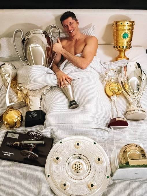 robert levandovski svi trofeji go u krevetu