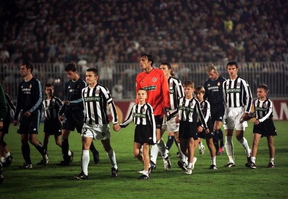 Igrači Partizana i Real Madrida izlaze na teren.